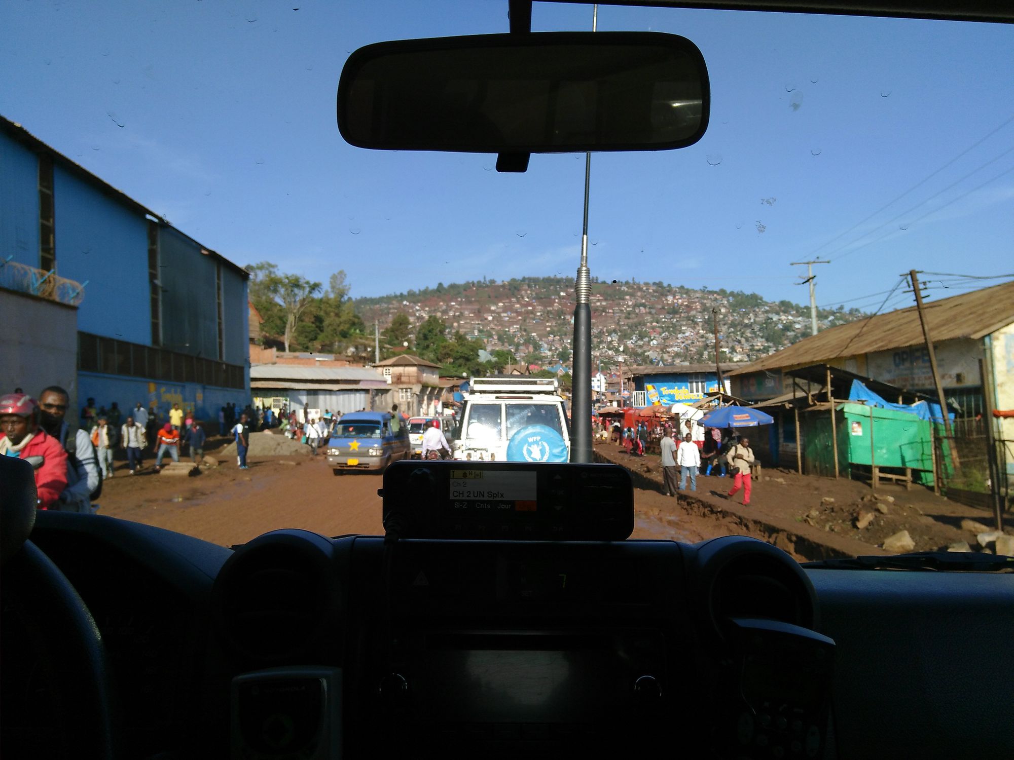 Blick aus dem Inneren eines Fahrzeugs auf einer Straße in Bukavu, Jürgen Kretz, Demokratische Republik Kongo.